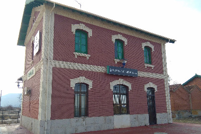 Estación de Corcos-Aguilarejo. Vista fachada principal desde exterior.