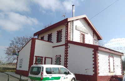 Estación de Cubillas De Santa Marta. Vista fachada lateral desde exterior.