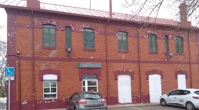 Estación de Magaz. Vista fachada principal desde exterior.