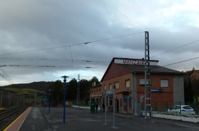 Estación de Manzanos. Vista fachada lateral desde andenes.