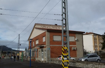 Estación de Nanclares-Langraiz. Vista fachada lateral desde andenes.