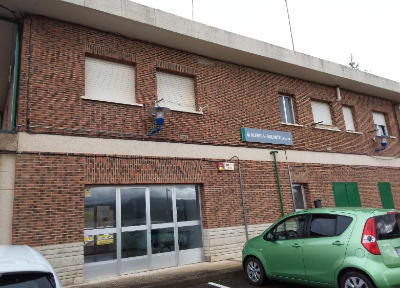 Estación de Alegria-Dulantzi . Vista fachada principal desde exterior.