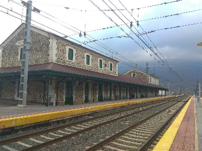 Estación de Altsasu. Vista fachada lateral desde andenes.