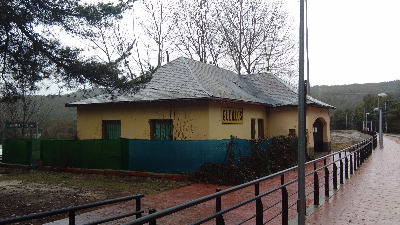 Estación de Gudillos. Vista fachada lateral desde exterior.