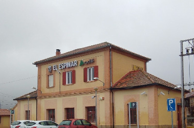 Estación de El Espinar. Vista fachada principal desde exterior.