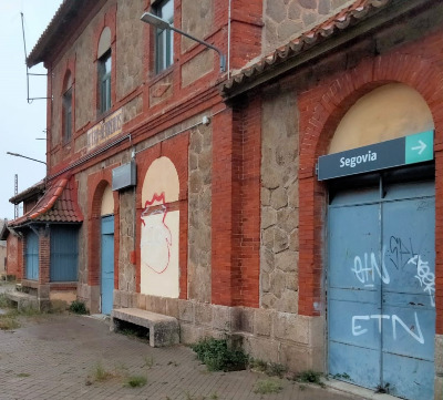 Estación de Otero-Herreros. Vista fachada principal desde andenes.