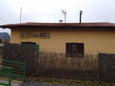 Estación de Ortigosa Del Monte. Vista fachada principal desde exterior.