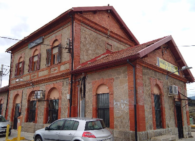 Estación de Navas De Riofrio-La Losa. Vista fachada lateral desde exterior.