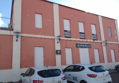 Estación de Alar Del Rey. Vista fachada principal desde exterior.