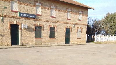 Estación de Becerril. Vista fachada principal desde exterior.