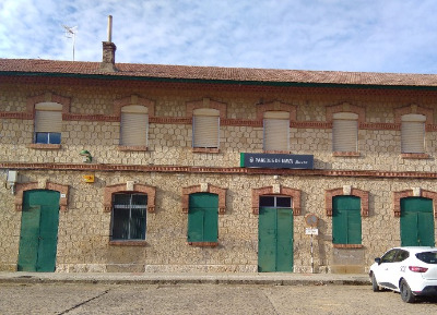 Estación de Paredes De Nava. Vista fachada principal desde exterior.