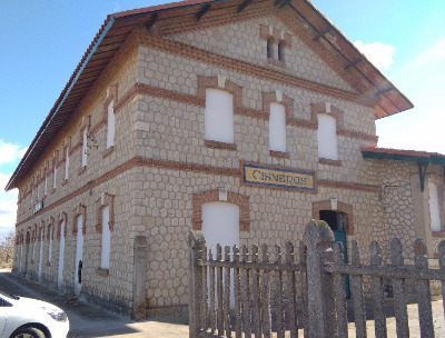 Estación de Cisneros. Vista fachada lateral desde exterior.