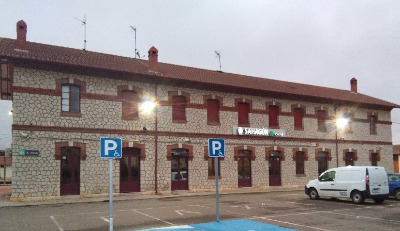 Estación de Sahagún. Vista fachada principal desde exterior.