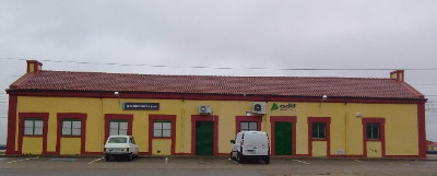 Estación de El Burgo Ranero. Vista fachada principal desde exterior.