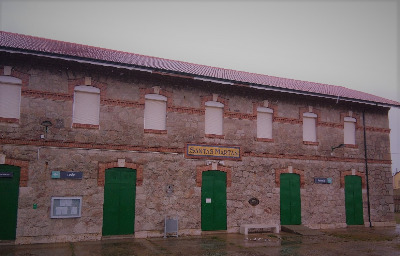 Estación de Santas Martas. Vista fachada principal desde exterior.