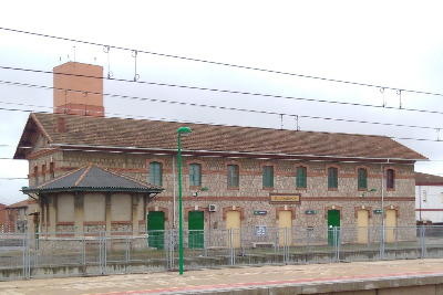 Estación de Palanquinos. Vista fachada principal desde andenes.