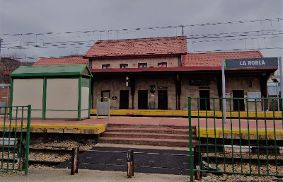 Estación de La Robla. Vista marquesina y fachada principal desde andenes .