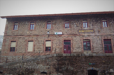 Estación de Busdongo. Vista fachada principal desde exterior.