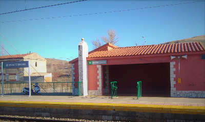 Estación de Quintana-Raneros. Vista fachada principal desde andenes.