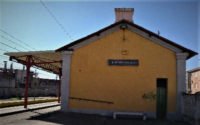 Estación de Veguellina. Vista fachada lateral desde exterior.