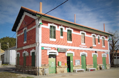 Estación de Porqueros. Vista fachada principal desde exterior.