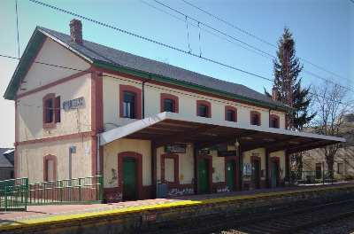 Estación de Brañuelas. Vista fachada principal desde andenes.