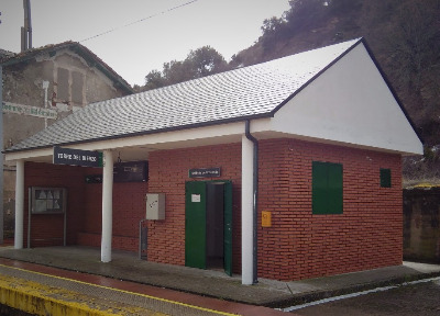Estación de Torre Del Bierzo. Vista fachada lateral desde exterior.