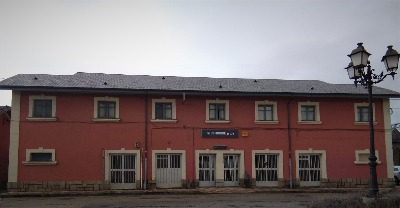 Estación de Bembibre. Vista fachada principal desde exterior.
