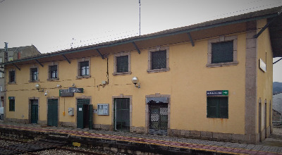 Estación de San Miguel De Las Dueñas. Vista fachada principal desde andenes.
