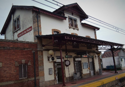 Estación de Toral De Los Vados. Vista fachada principal desde andenes.