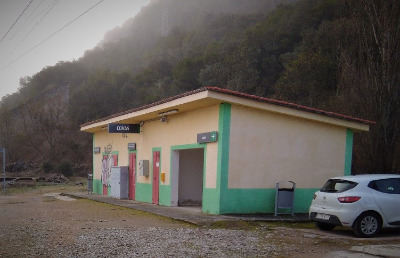 Estación de Covas. Vista fachada lateral desde exterior.