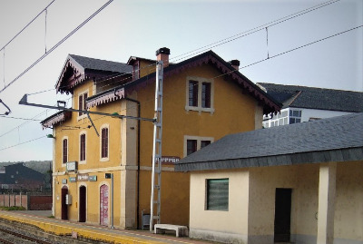 Estación de Quereño. Vista fachada lateral desde exterior.