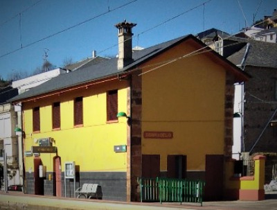 Estación de Sobradelo. Vista fachada lateral desde exterior.