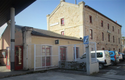 Estación de A Rúa-Petín . Vista fachada lateral desde exterior.