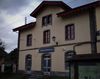 Estación de San Clodio-Quiroga. Vista fachada principal desde exterior.