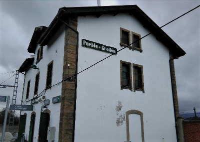 Estación de Pobra De Brollón. Vista fachada lateral desde exterior.