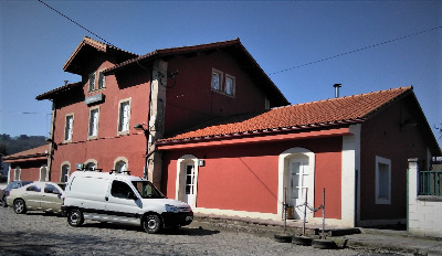 Estación de Sarria. Vista fachada principal desde exterior.