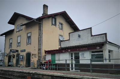 Estación de Rábade. Vista fachada principal desde andenes.