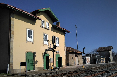 Estación de Baamonde. Vista fachada principal desde andenes.