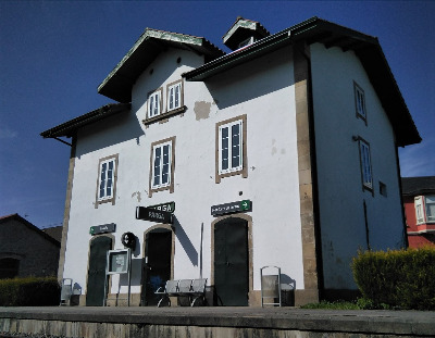 Estación de Parga. Vista fachada principal desde andenes.