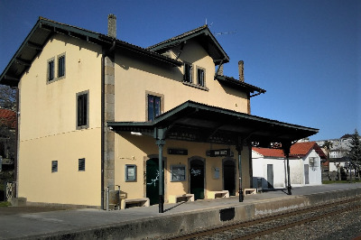 Estación de Guitiriz. Vista fachada principal desde andenes.