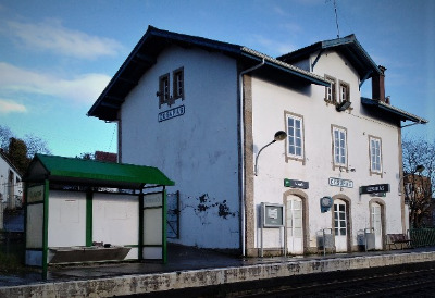 Estación de Cesuras. Vista fachada principal desde andenes.