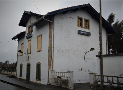 Estación de Oza Dos Ríos. Vista fachada lateral desde andenes.