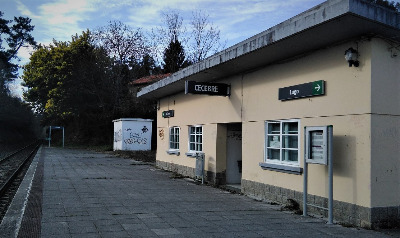 Estación de Cecebre. Vista lateral fachada principal desde exterior.