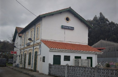 Estación de Betazos-Cidade. Vista fachada lateral desde exterior.