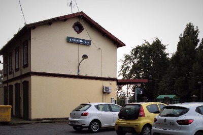 Estación de Pontedeume. Vista fachada lateral desde exterior.