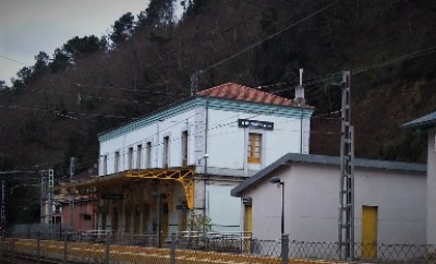 Estación de Os Peares. Vista fachada lateral desde andenes.