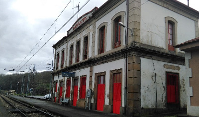 Estación de Barra De Miño. Vista fachada lateral desde andenes.
