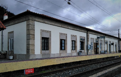 Estación de Barbantes. Vista fachada lateral desde andenes.