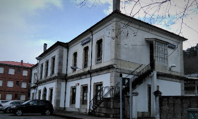 Estación de Ribadavia. Vista fachada lateral desde exterior.
